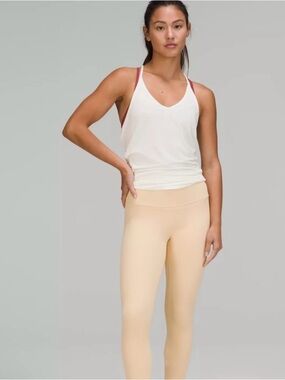 Lululemon align high-rise crop 17"
Prosecco SZ 2
XS / US 2 • New with tags